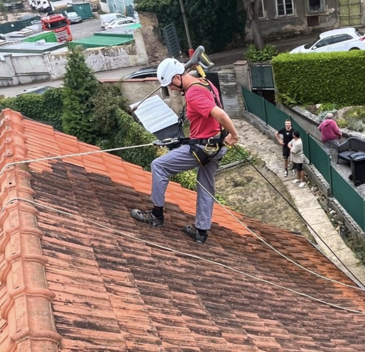 Porovnání části střechy před a po