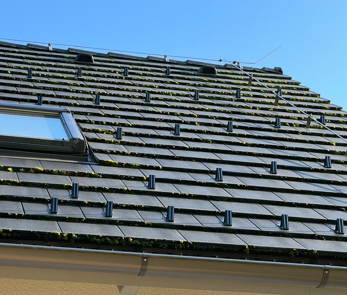 Čištění střechy BRAMAC Tegalit – odstranění mechu z krytiny s povrchovou úpravou NOVO